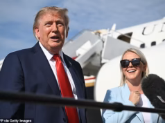 Trump se gabou de que “não se candidatou a tantos empregos” para secretário de imprensa… ao citar o nome de um candidato que seria “bom”