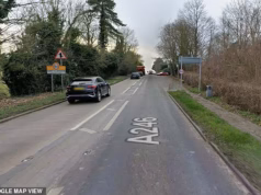 Adolescente e homem de 20 anos morrem após três carros envolvidos em acidente em Surrey: três presos sob suspeita de causar morte por direção perigosa