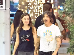 O vocalista do Red Hot Chili Peppers, Anthony Kiedis, 63, com uma namorada de 31 anos, com diferença de idade, depois de ser criticado por namorar mulheres muito mais jovens