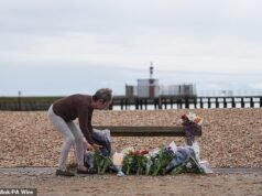 Uma vigília foi realizada pelas famílias de quatro pessoas que morreram na tragédia marítima de Shoreham depois de viajarem de Londres para a praia