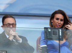 O oponente David Sullivan continua a ignorar apelos para ficar longe do jogo do West Ham após alegações de má conduta sexual