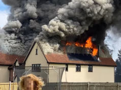 ‘Perdemos tudo… estou feliz por ainda estarmos aqui.’ Mark perdeu sua casa em um incêndio causado por seus painéis solares – e é um dos muitos preocupados com o fato de que o esforço líquido zero do Partido Trabalhista os deixou vivendo em uma caixa de isca.
