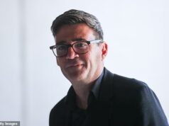Andy Burnham enfrenta pressão para demitir o ‘czar do clima’ que acumulou milhas aéreas suficientes para pousar na lua