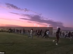 O terror do ensino médio deixa jogadores, alunos e pais correndo para salvar suas vidas enquanto um adolescente é morto a tiros durante a abertura da temporada de futebol