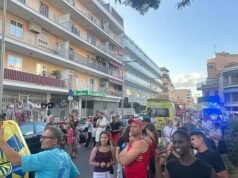 Cinco feridos e vários presos dentro de um bloco de apartamentos após o início de um grande incêndio no resort de férias de Maiorca