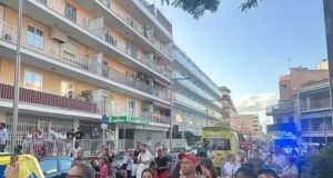 Cinco feridos e vários presos dentro de um bloco de apartamentos após o início de um grande incêndio no resort de férias de Maiorca