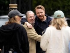 Gary Oldman e Jack Loden se abraçam apaixonadamente no set de Slow Horses