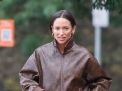 Novo AFL WAG Emma Field sorri durante uma discreta corrida de café em Melbourne – Lachie Neale faz as malas no PDA no MCG logo depois que seu relacionamento se tornou público