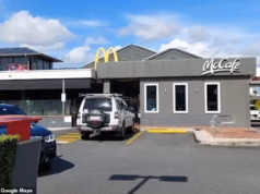 Momento tenso, funcionário do McDonald’s canta ‘Palestina Livre’ para clientes drive-thru enquanto reclamam de seu pedido