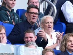 A última reviravolta de Burnham ocorre quando ele se dirige ao camarote dos diretores para a partida do Everton – apesar de prometer permanecer em seu lugar habitual