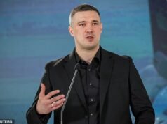 Zelensky tem ‘perguntas a responder’ sobre corrupção, diz rival – enquanto o presidente adverte que eleições em tempo de guerra irão ‘dividir’ a Ucrânia