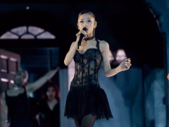 Como Ariana Grande está lucrando com sua turnê em Londres vendendo moletons por £ 120, pôsteres de £ 60 e maquiagem antes de um intervalo prolongado