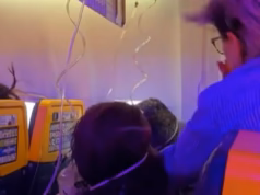 Novas imagens surgiram de dentro da cabine de um avião da Ryanair momentos depois de um passageiro ter sido sugado para fora da janela a 16.000 pés de altura.