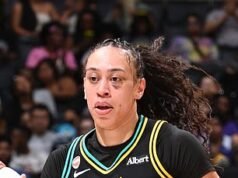 Uma estrela da WNBA foi expulsa por dar uma cotovelada em um adversário na última falta brutal da liga.