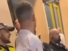 O jogador de críquete inglês Brydon Kerse é algemado após incidente em uma boate – o ex-capitão Ben Stokes observa