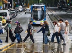 Milhões de australianos foram instruídos a se preparar para fortes chuvas e inundações repentinas à medida que um enorme sistema climático se move por todo o país