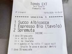 Turista horrorizado encontra um bilhete no recibo do restaurante que diz ‘Queime ovos e cuspa neles’