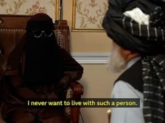 Momento em que adolescente afegão implora ao oficial do Taleban o divórcio do marido violento – antes que ele se recuse e classifique as mulheres como ‘deficientes intelectuais’