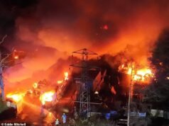 140 carros danificados em um grande incêndio em um estacionamento de férias perto do aeroporto de Gatwick enquanto oito carros de bombeiros combatem o incêndio: homem de 67 anos preso sob suspeita de incêndio criminoso