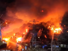 Um segundo homem foi preso depois que um incêndio destruiu 140 carros no estacionamento turístico do Aeroporto de Gatwick