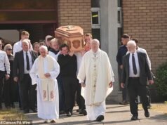 O funeral foi realizado para um jovem de 18 anos que morreu junto com outros quatro meninos após uma colisão frontal enquanto dirigia na contramão em uma rodovia irlandesa.