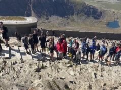 ‘Há uma fila!’: O momento em que os alpinistas se enfrentam no cume do Monte Snowdon enquanto grandes multidões esperam na fila para chegar ao cume