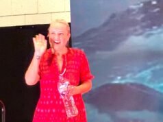 A estrela de The Office, Lucy Davies, 53, é apoiada por seu orgulhoso pai Jasper Carrott enquanto ela ‘luta para andar’ no palco em sua primeira aparição pública desde que foi diagnosticada com câncer terminal