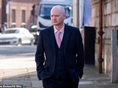 O ex-campeão mundial de sinuca Graeme Dott se declarou culpado de abusar sexualmente de duas crianças da escola primária.