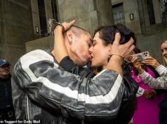 Casal preso por subir ilegalmente ao topo do Empire State Building, exibiu uma exibição hilariante na última aparição no tribunal enquanto usava joias de bronze