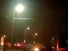 Uma família em um táxi é atropelada por um motorista imprudente no caminho do aeroporto para casa, que segue do lado errado da estrada.