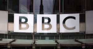 Mais de 600 profissionais da indústria assinam carta aberta atacando a estratégia de comissionamento “inexplicável, inexperiente e fracassada” da BBC