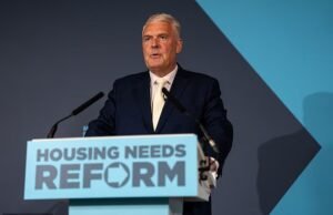 As reformas prometem despejar inquilinos de habitação social se eles não cortarem a grama para novas 50.000 casas