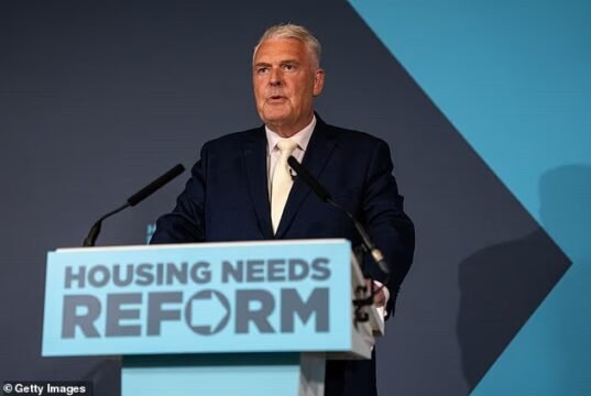 As reformas prometem despejar inquilinos de habitação social se eles não cortarem a grama para novas 50.000 casas