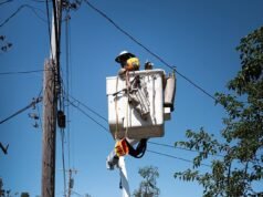 Um apagão de energia de duas semanas demitiu equipes de energia na notoriamente aterrorizante cidade do Centro-Oeste onde Michael Jackson nasceu.