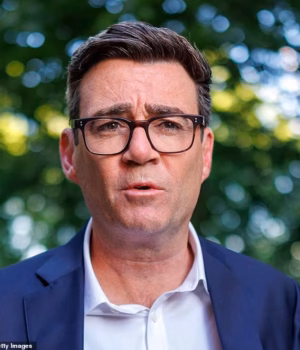 110826977-16076915-Andy_Burnham_intends_to_continue_the_old_prime_minister_s_disdai-m-13_17876060549.avif