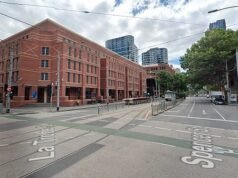 Esfaqueamento de Sheila Melbourne: menino de 10 anos e mulher levados para o hospital e homem preso