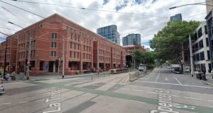 Esfaqueamento de Sheila Melbourne: menino de 10 anos e mulher levados para o hospital e homem preso