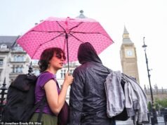 O Met Office emitiu um alerta de tempestade para Londres, já que cinco centímetros de chuva secaram em apenas duas horas, em meio a temores de inundações.