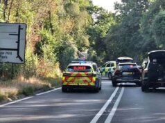 Um homem morreu e uma mulher ficou gravemente ferida depois que um Audi preto colidiu com um Ford Puma branco durante uma perseguição policial.