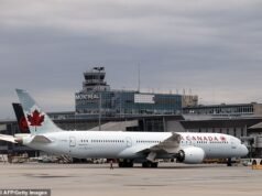 Trabalhadores do aeroporto ficam gravemente feridos após serem atropelados por um avião de passageiros