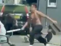 No momento em que a ‘briga de facões’ eclodiu em plena luz do dia – quando dois homens foram presos e outros três ficaram feridos