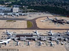 Corpo de passageiro clandestino misterioso encontrado no compartimento da roda do avião no aeroporto de Gatwick durante voo vindo da África, inquérito ouvido