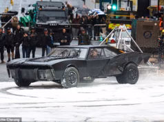 BRUCE WAYNE! Batman é uma dor de cabeça para a segurança enquanto os moradores locais tentam esconder latas de Irn Brew nas cenas do filme