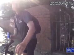 Momentos depois, o policial pega emprestada a bicicleta do homem para perseguir o suposto ladrão pela estrada.