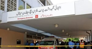Pelo menos 14 crianças morreram num incêndio na maternidade de um hospital no Paquistão