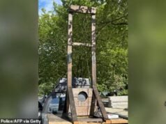 Guilhotina perturbadora descoberta na traseira de uma caminhonete em frente ao Supremo Tribunal