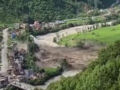 Um assentamento inteiro é destruído em segundos: vídeo mostra enchentes devastando edifícios no Nepal enquanto pessoas tentam escapar da morte certa