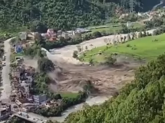 Cidade inteira destruÃda em segundos: imagens dramáticas mostram enchentes violentas destruindo edifÃcios no Nepal enquanto dezenas de australianos continuam desaparecidos