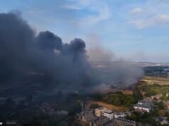 Um grande incêndio irrompe em Londres enquanto 125 bombeiros correm para a capital para combater chamas e fumaça