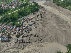 Equipes de resgate lutam para chegar a partes do Nepal que temem milhares de mortos após inundações de ‘colapso de geleiras’: Famílias de centenas de turistas enfrentam uma espera agonizante por notícias de parentes presos em águas torrenciais enquanto a água recua revelando um número sombrio de vítimas